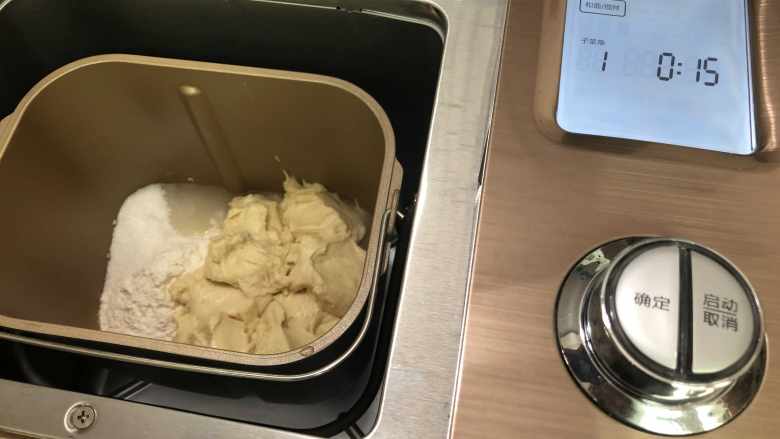 汉堡面包(冷藏中种),把主面团中除了黄油之外所有材料和中种混合一起,启动和面程序15分钟,揉好的状态初步扩展,可以拉出厚膜