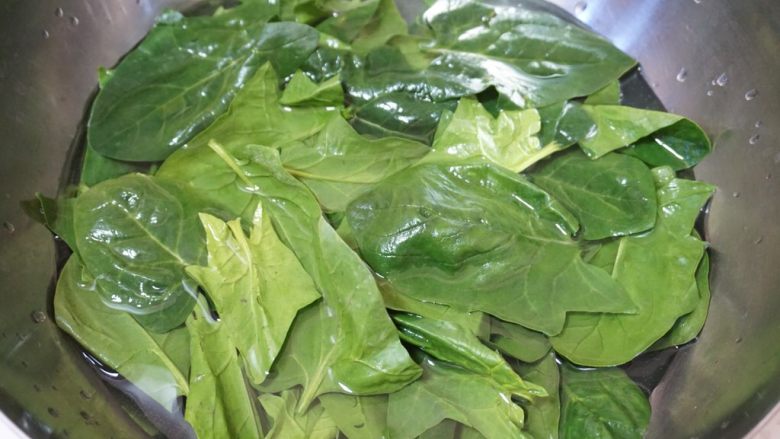 菠菜松(佐粥小菜),菠菜取叶子部分,清水泡片刻