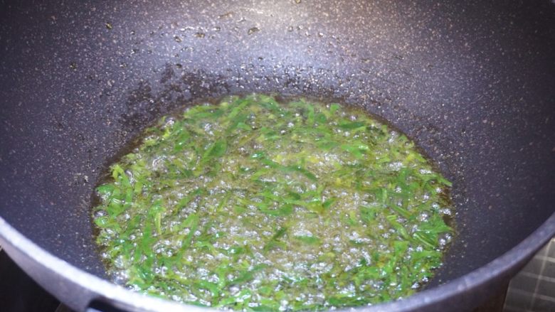 菠菜松(佐粥小菜),油温到达六七成热,下一撮菠菜丝,不要太多