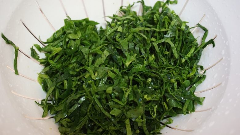 菠菜松(佐粥小菜),切成相对均匀的丝