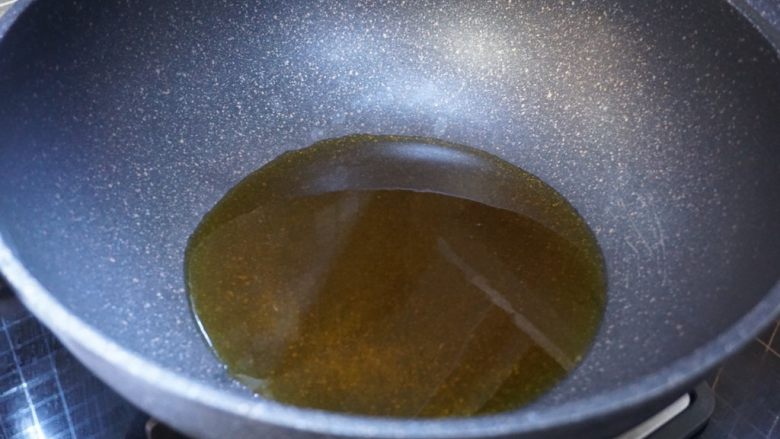 菠菜松(佐粥小菜),锅里倒入食用油,小火加热