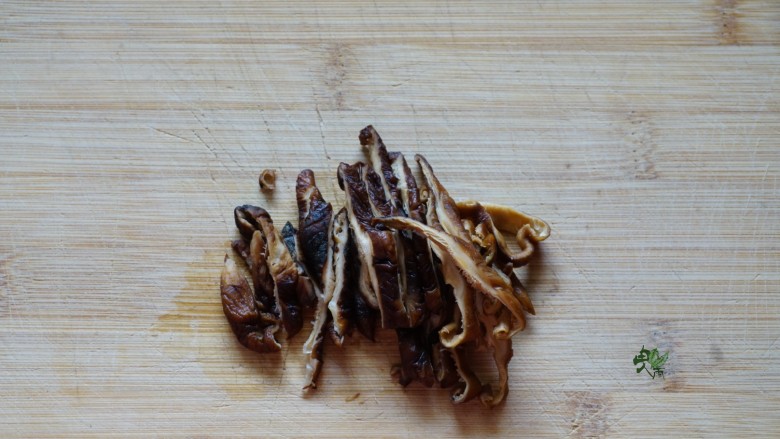芝麻酱香拌馄饨,香菇提前泡发,取出切成条状。