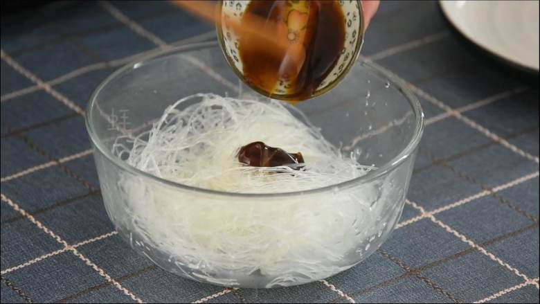 买菜做饭吃点啥,来份金银蒜开背虾,晚餐夜宵全搞定!,泡发的粉丝加蚝油拌匀。