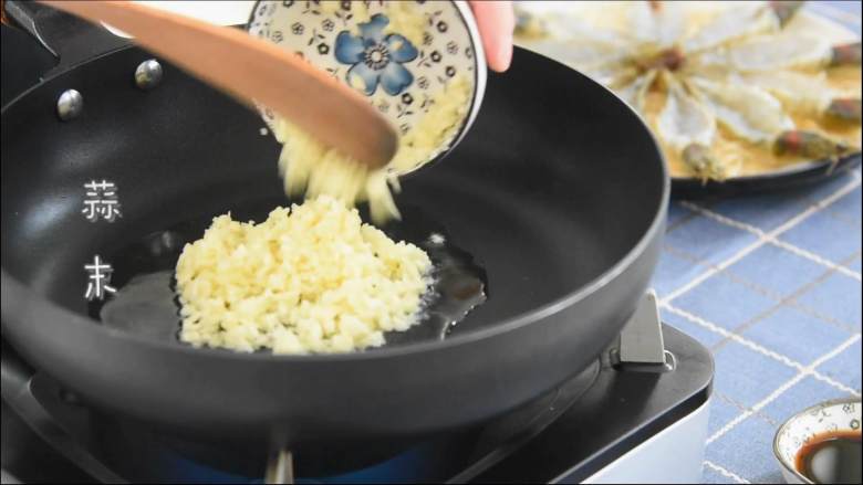 买菜做饭吃点啥，来份金银蒜开背虾，晚餐夜宵全搞定！,热锅冷油，倒入蒜末。