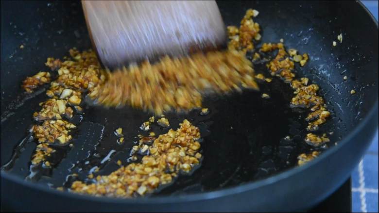 买菜做饭吃点啥,来份金银蒜开背虾,晚餐夜宵全搞定!,小火炒至微黄,再加入盐、糖、生抽炒匀。