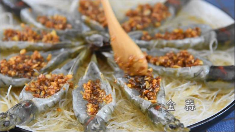 买菜做饭吃点啥,来份金银蒜开背虾,晚餐夜宵全搞定!,将金蒜均匀涂在虾背上。