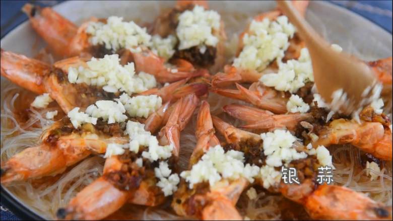 买菜做饭吃点啥，来份金银蒜开背虾，晚餐夜宵全搞定！,再把“银蒜”铺在虾背上面。