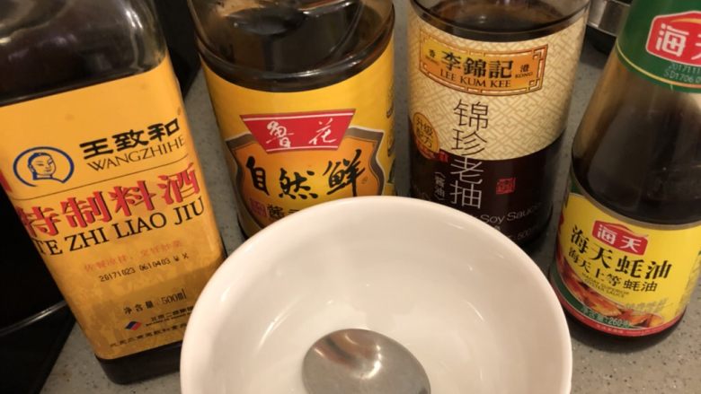 蒜香鸡翅,<a style='color:red;display:inline-block;' href='/shicai/ 788'>生抽</a>2勺、<a style='color:red;display:inline-block;' href='/shicai/ 762'>老抽</a>1勺、<a style='color:red;display:inline-block;' href='/shicai/ 718'>料酒</a>2勺、<a style='color:red;display:inline-block;' href='/shicai/ 721'>蚝油</a>半勺、盐半勺加在一起。