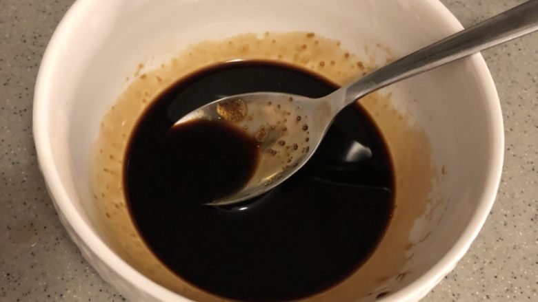 蒜香鸡翅,搅匀备用。