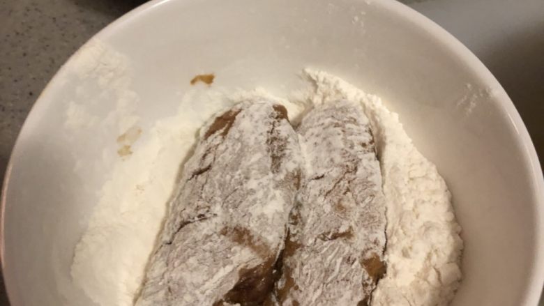 蒜香鸡翅,将腌制好的鸡翅均匀蘸取干淀粉。