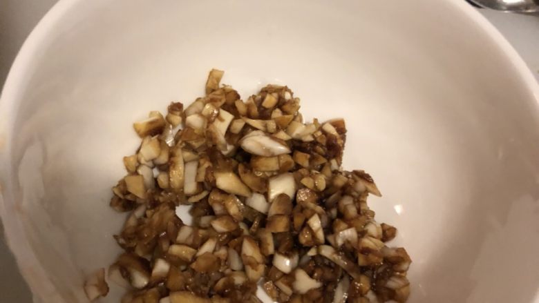 蒜香鸡翅,将刚才调料碗里的大蒜切成蒜末。
