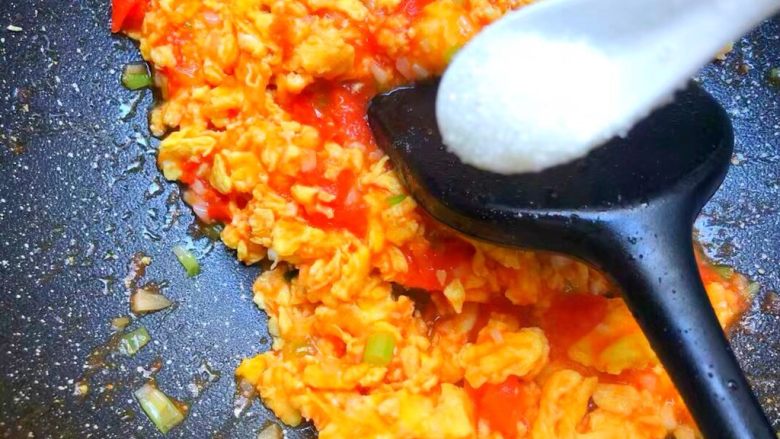 番茄炒蛋,放入3g白<a style='color:red;display:inline-block;' href='/shicai/ 10588'>糖</a>翻炒均匀就可以出锅了