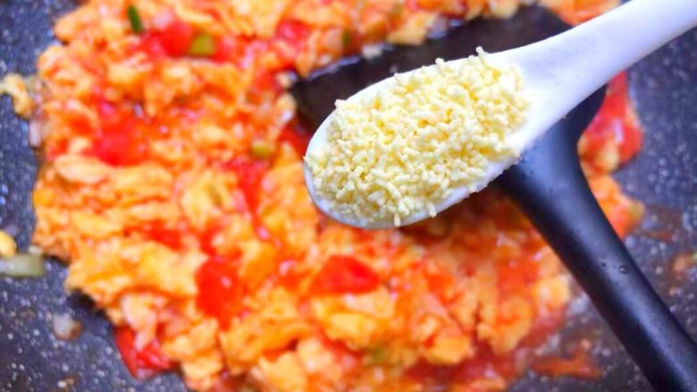 番茄炒蛋,倒入3g<a style='color:red;display:inline-block;' href='/shicai/ 756'>鸡精</a>炒匀