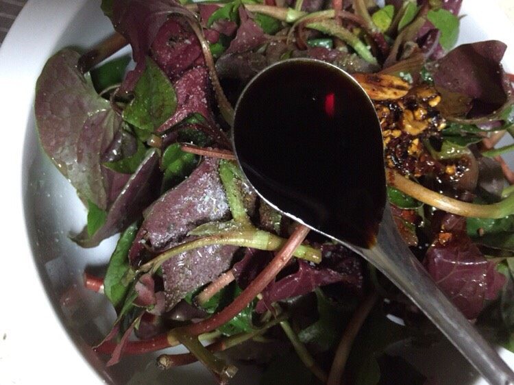 春季野菜~开胃酸辣折耳根(叶),加入两勺<a style='color:red;display:inline-block;' href='/shicai/ 788'>生抽</a>