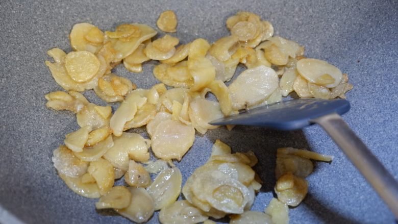 孜然土豆干,煎至两面微焦,中间酥软。