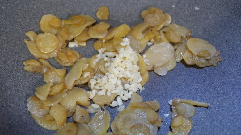 孜然土豆干,然后加入蒜末,翻炒出香味