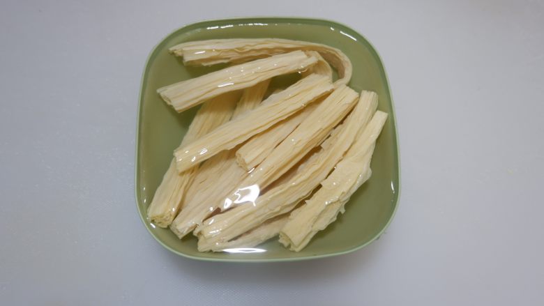 凉拌香芹腐竹,<a style='color:red;display:inline-block;' href='/shicai/ 468'>腐竹</a>掰成小段,用水泡发。