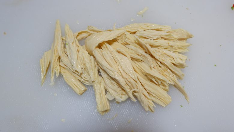 凉拌香芹腐竹,过凉后,挑出腐竹,斜刀切成小段。