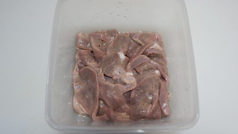韭菜炒猪肝,浸泡好的猪肝,沥干水