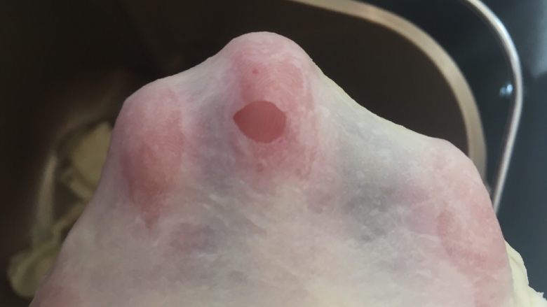 花朵肠仔包,揉好的面团可以撑出手套膜,破洞处边缘呈光滑状态