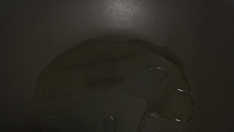 快手版肥牛金针菇,锅内放油烧至七成热。