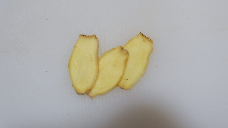 白切猪肝(卤猪肝),姜切片。
