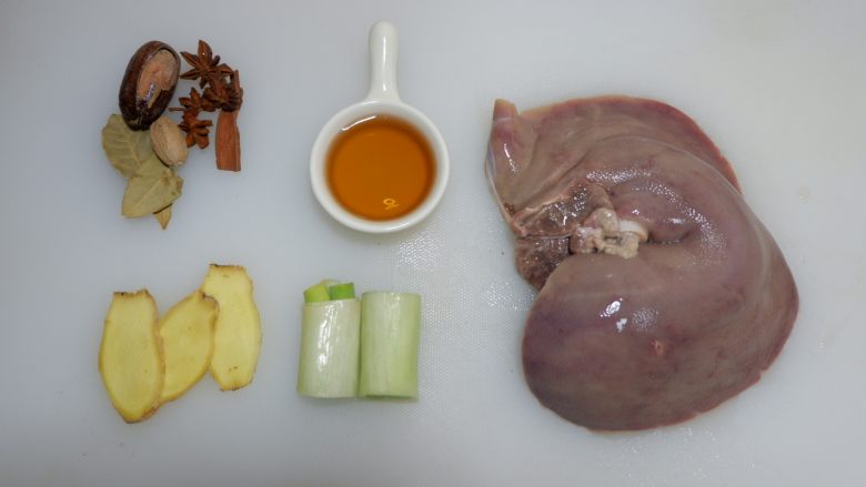 白切猪肝(卤猪肝),所有食材备好。