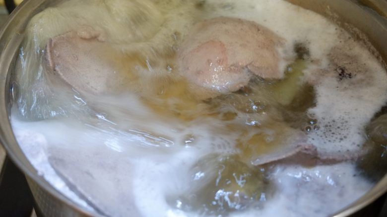 白切猪肝(卤猪肝),锅中先烧开一锅水,将猪肝放进去,煮出浮沫,取出冲洗干净。