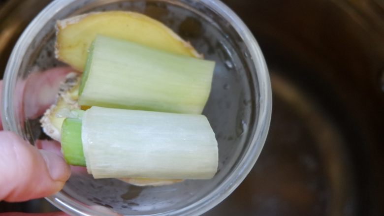 白切猪肝(卤猪肝),重新起锅,加入葱姜。