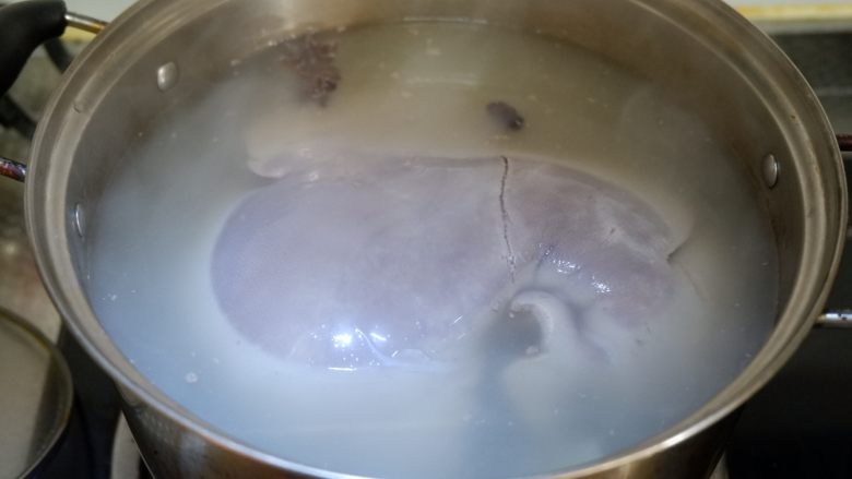 白切猪肝(卤猪肝),下入猪肝和适量盐。再次煮沸后,转小火将猪肝煮熟。