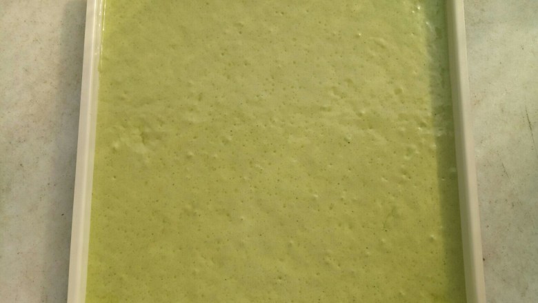 奥利奥咸奶油抹茶奶酪蛋糕卷,混合好的糊倒入中国红碳钢正方形烤盘里。震几下,震出大气泡。放入预热好的烤箱里,中层180度烤25分钟。