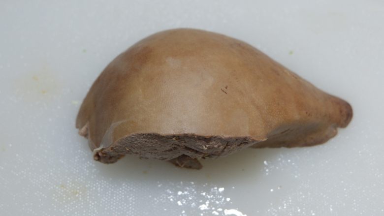 白切猪肝(卤猪肝),煮好的猪肝,在锅中泡2个小时以上,取出沥干水。