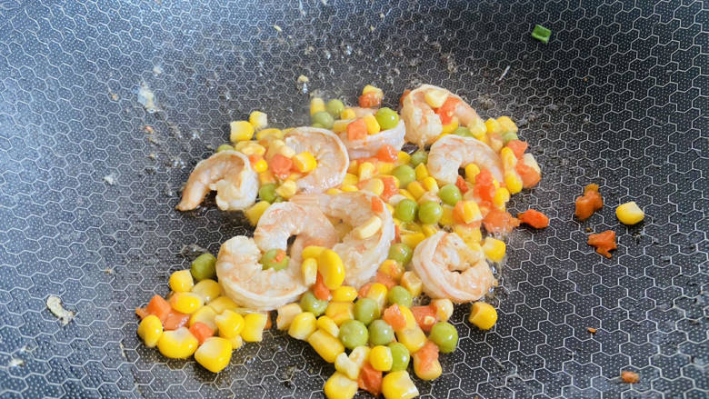 玉米虾仁蛋炒饭,放入杂蔬翻炒片刻