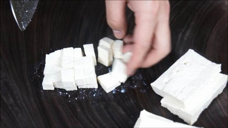 豆腐白似银,鸡蛋黄如金——金银豆腐,
蒸好的豆腐去老皮,切成1厘米的方丁。