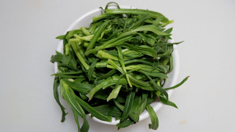 野菠菜炒素肉丝,<a style='color:red;display:inline-block;' href='/shicai/ 3222'>野菠菜</a>摘去老根和坏叶,清洗干净。