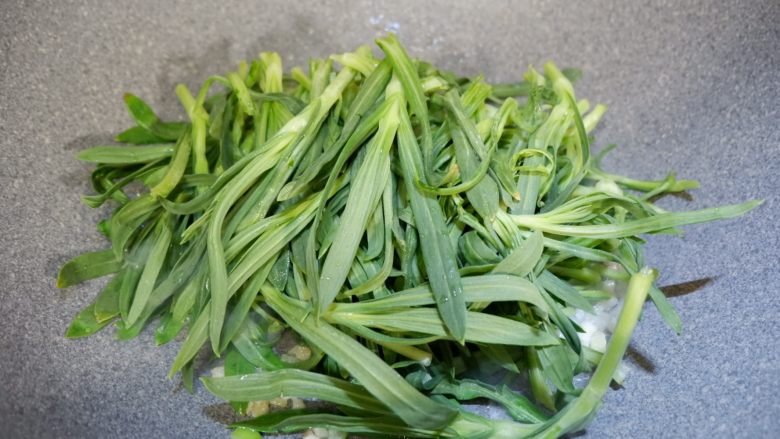 野菠菜炒素肉丝,下入野菠菜。