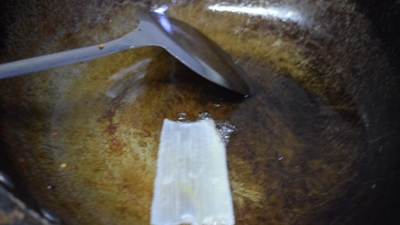 香而不辣的花生油辣椒,热油,可以先用一片葱下锅试试,如果葱如图所示,即可操作下一步。