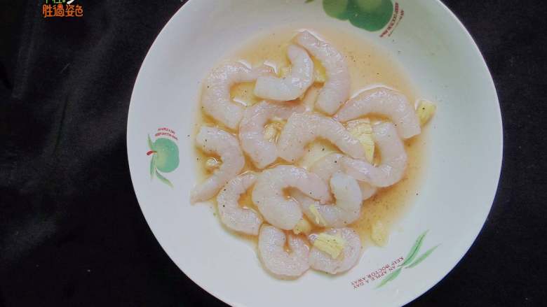 茄汁虾球,<a style='color:red;display:inline-block;' href='/shicai/ 287'>虾仁</a>挑去虾肠,加糖,盐,姜片,一勺料酒,适量盐抓匀腌制十分钟左右