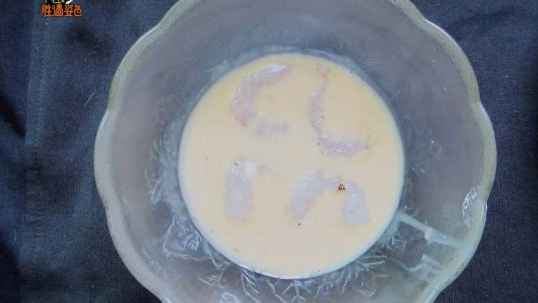 茄汁虾球,腌好的虾仁先裹鸡蛋,再裹淀粉