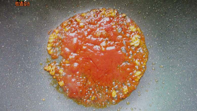 茄汁虾球,炒锅中留适量底油,爆香葱姜末,下入<a style='color:red;display:inline-block;' href='/shicai/ 699'>番茄酱</a>,转小火,慢慢煮至浓稠