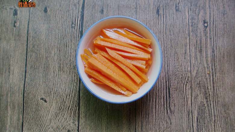 芹菜香干,胡萝卜切成条