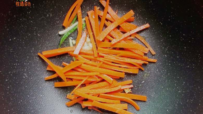 芹菜香干,爆出香味胡萝卜入锅,迅速翻炒