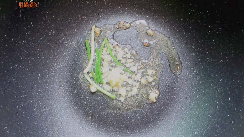 芹菜香干,油锅烧热,放干辣椒、蒜末炝锅,