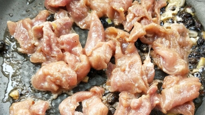 超级下饭蒜苗炒肉片,转大火,倒入肉片。