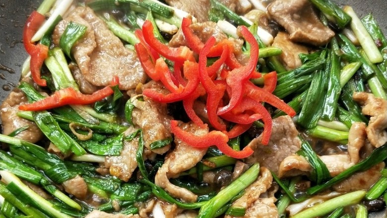 超级下饭蒜苗炒肉片,加红椒丝,根据个人口味加适量盐和<a style='color:red;display:inline-block;' href='/shicai/ 756'>鸡精</a>调味,翻炒均匀,关火。
