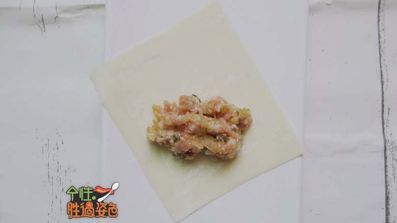 酸菜猪肉蒸饺,取一张<a style='color:red;display:inline-block;' href='/shicai/ 4453'>馄饨皮</a>,放入一点肉馅