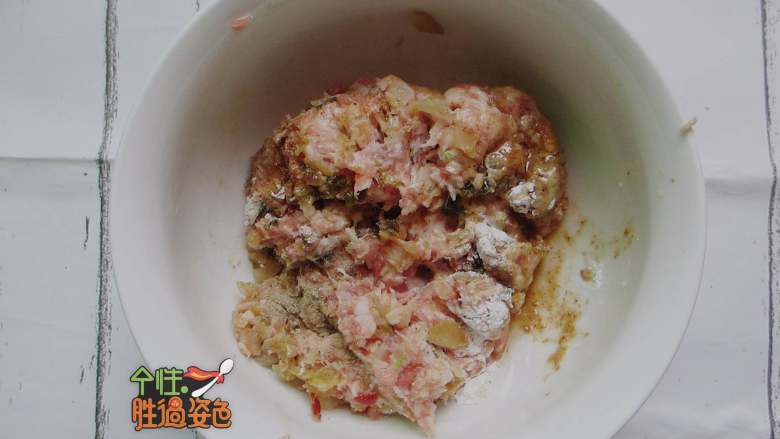 酸菜猪肉蒸饺,加入一个蛋清,几滴香油