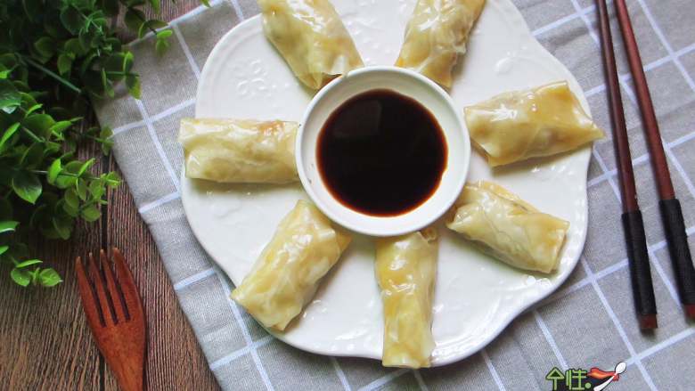 酸菜猪肉蒸饺,晶莹剔透、吹弹可破的饺皮