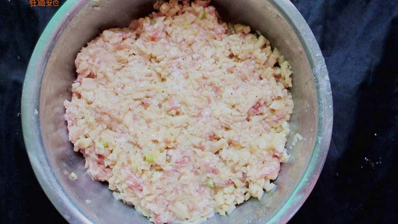 清蒸肉圆,再加点芝麻油,搅打上劲。