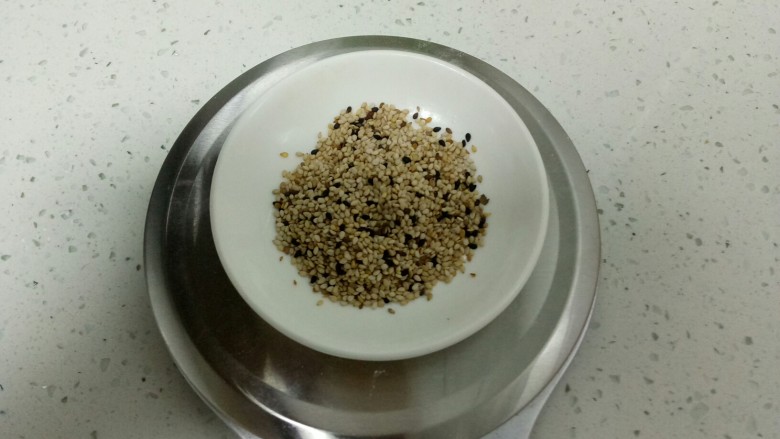 年糕椰蓉小丸子,黑白芝麻准备好
